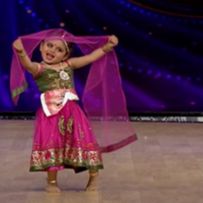 طفلة هندية.. رقص وإغراء وتصفيق حار فيIndia superstar  