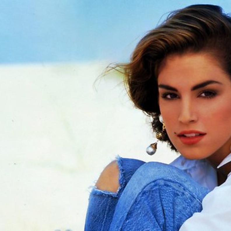 عارضة الازياء تايلور هيل بماكياج ناعم