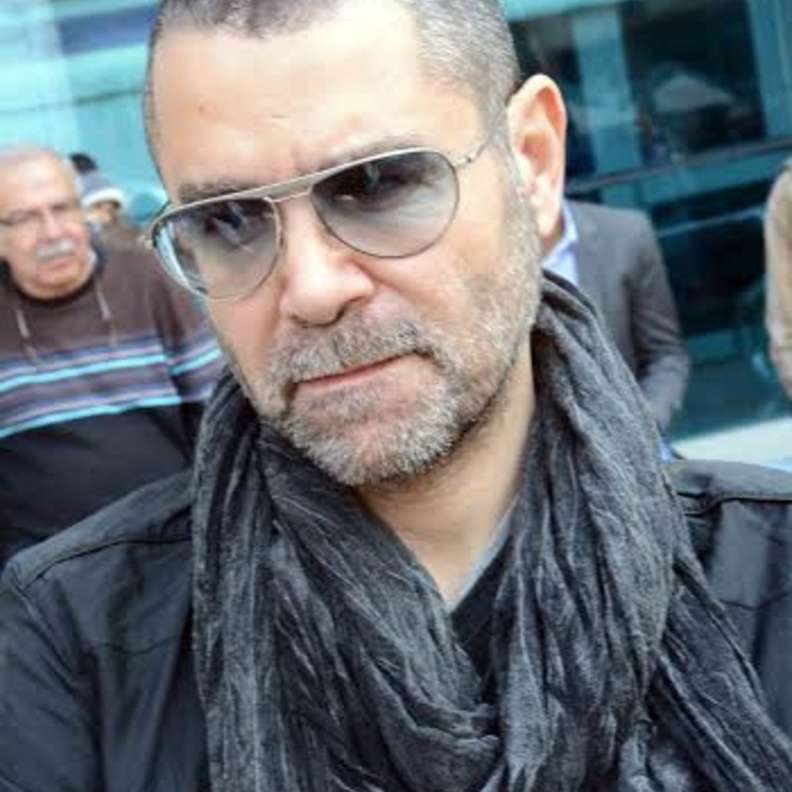 اعتبر ان للشعر الابيض جاذبية لدى الفتيات