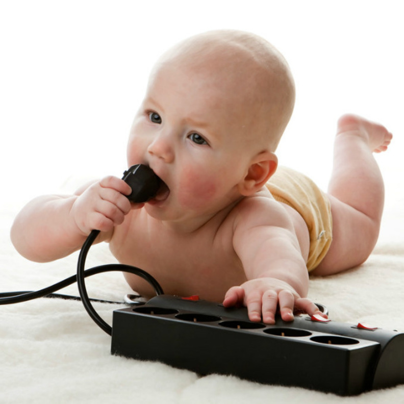 8 أفكار إحترازية لسلامة طفلك الصغير في البيت