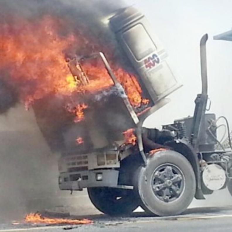  فيديو: مواطنون سعوديون يساهمون بشجاعة في إطفاء حريق كبير 