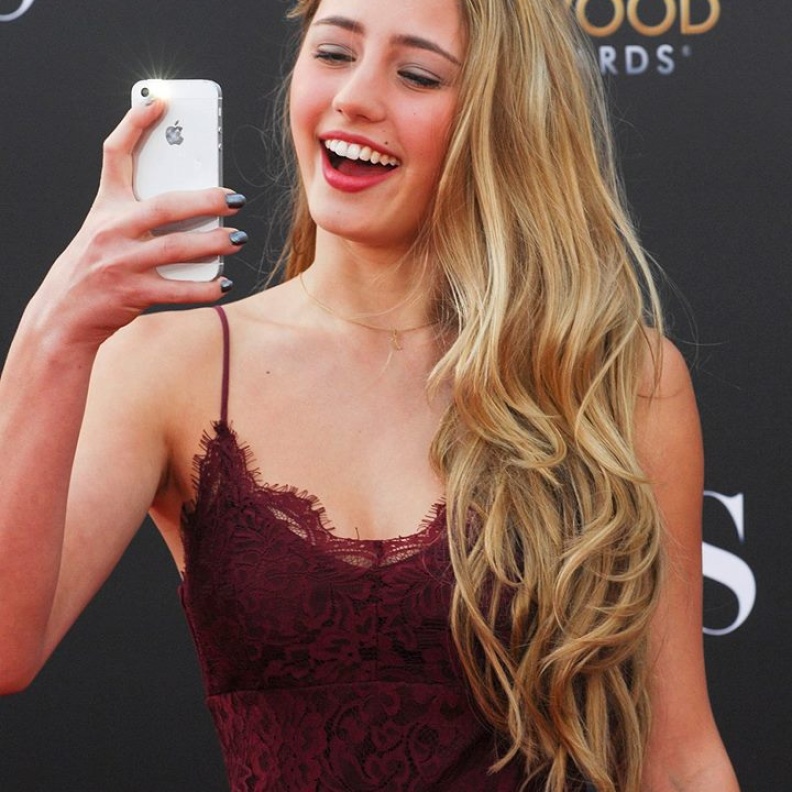 هل تحاول ليا ماري التقاط صوري سيلفي لها أم لمعجبيها؟