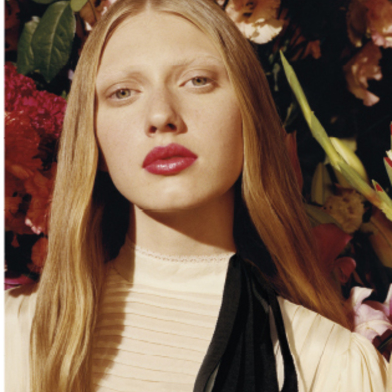 تسـتعرض الحملـةبمجموعتهـا الغنيـة مـن الألـوان والأزهـار، العارضـة مارينـا بولكانوفـا وهـي تمشي عبر نسـق مـن الزهـور والتامثيـل