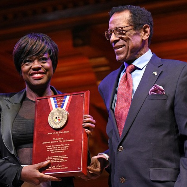 فيولا ديفيس تتسلم جائزة أفضل فنانة من جامعة هارفارد