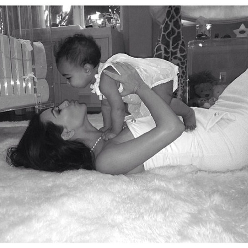 كيم كارداشيان تحتفل بعيد الأم مع طفلتها نورث ويست عبر إنستغرام