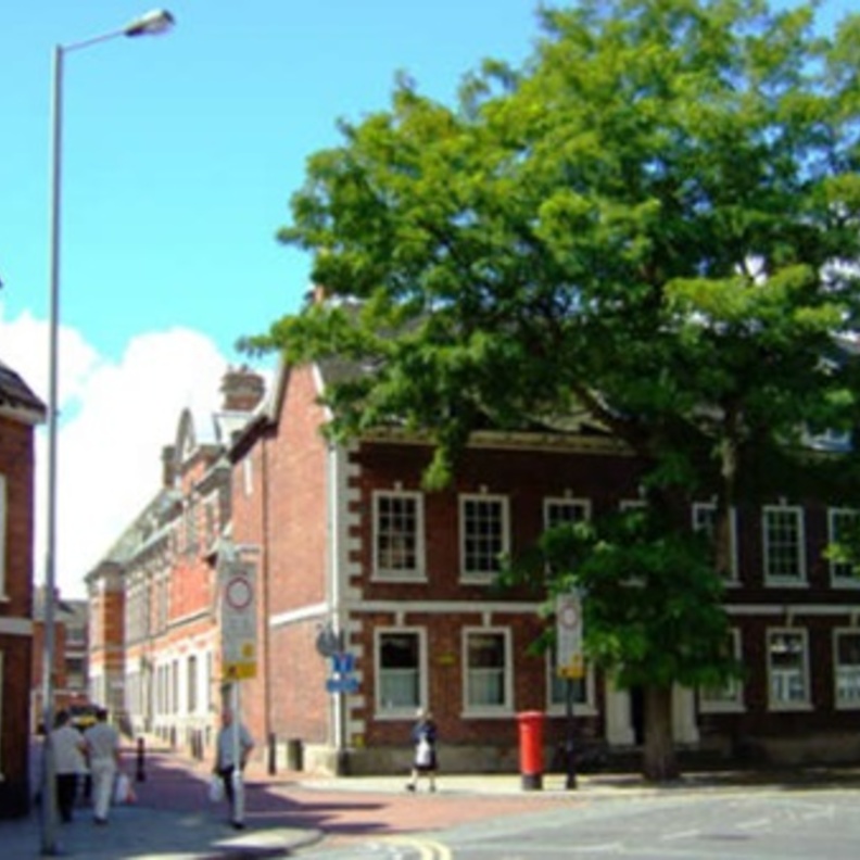 عمدة بلدة بريطانية يعمل في السعودية ويديرها بالهاتف!