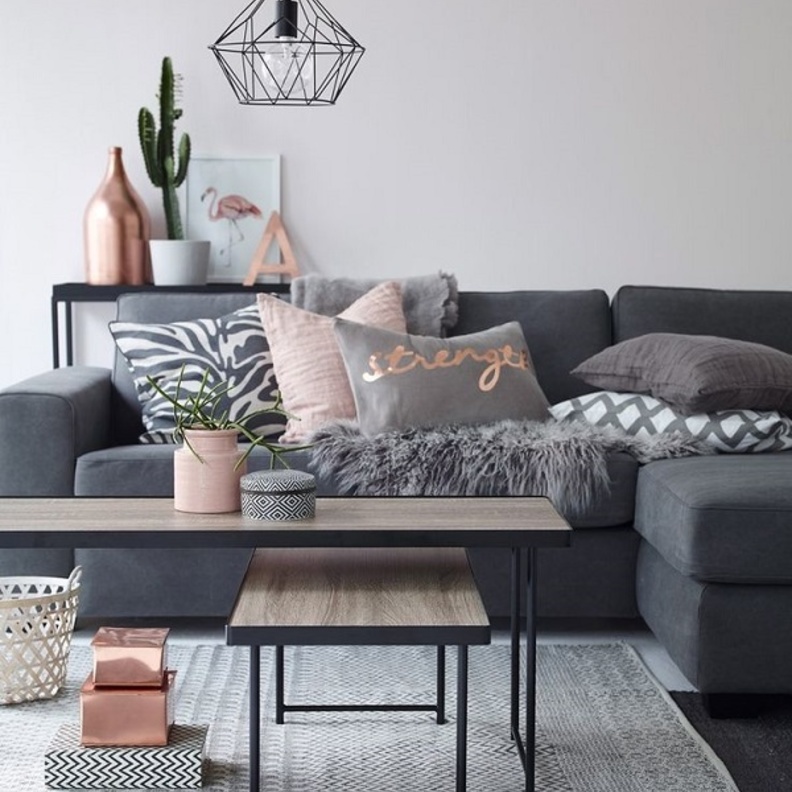 غرفة معيشة بلون رمادي و وردي و نحاسي 