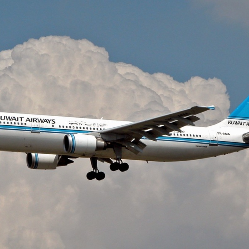 بالفيديو: عاصفة رعدية قوية تضرب طائرة كويتية