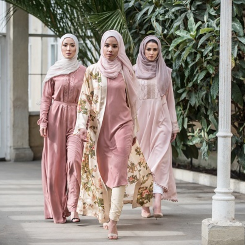 أزياء باللون البنفسجي 