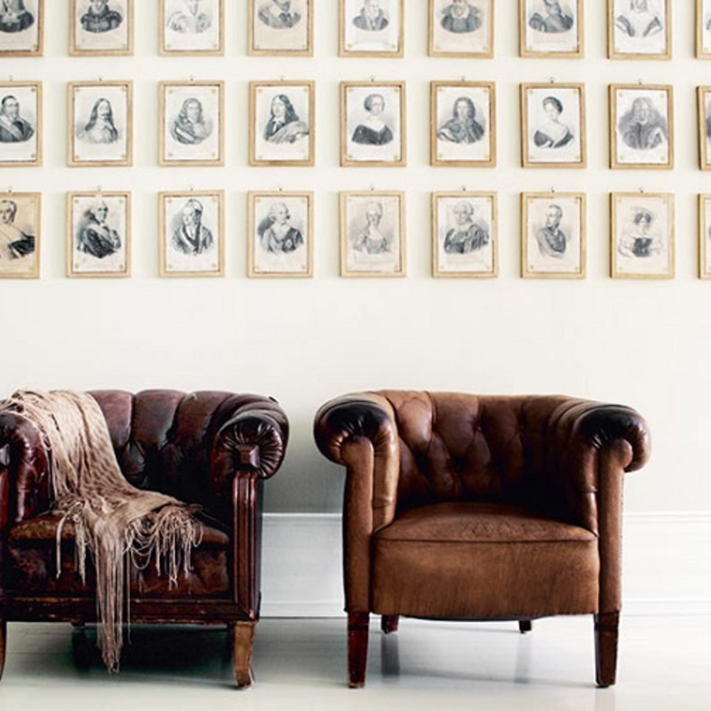 الصور العائلية على جدارن الغرفة .. ذكريات وأكثر