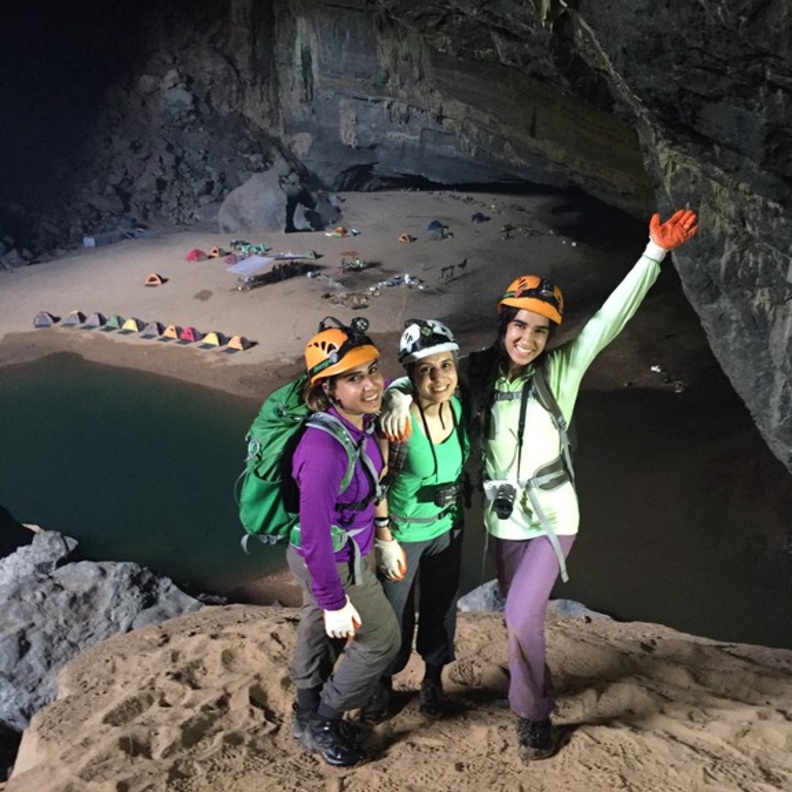 3 شقيقات إماراتيات ضمن فريق استكشاف كهف في فيتنام
