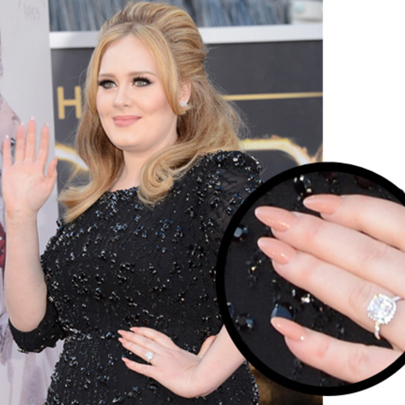 أديلAdele بأظافر نيود