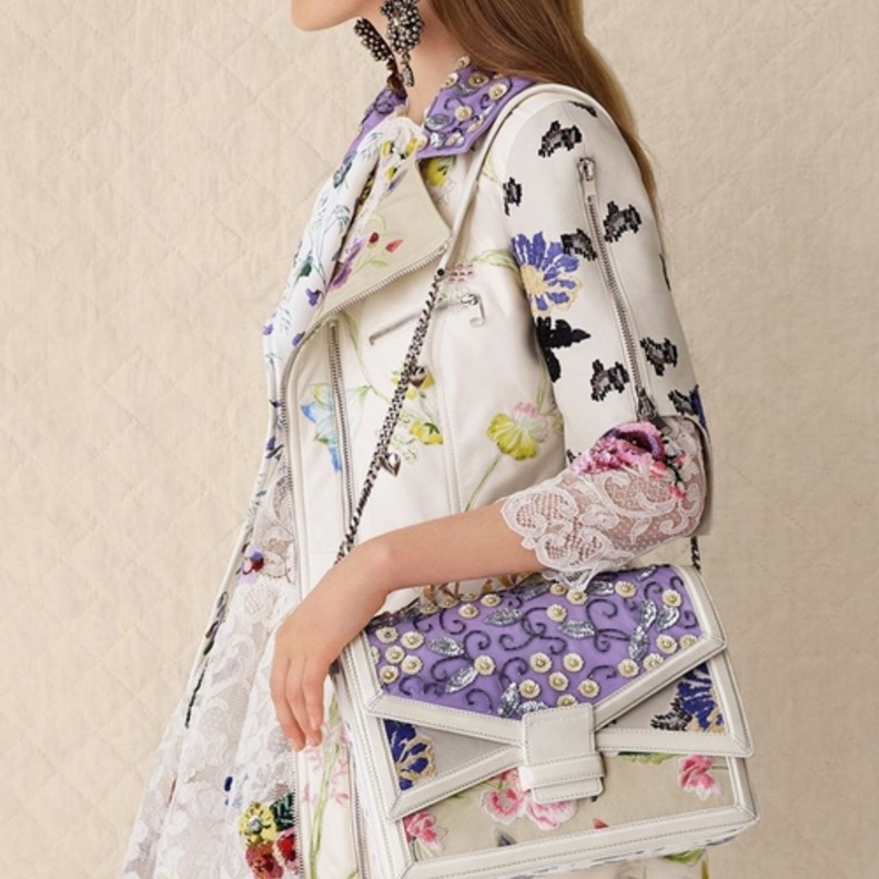 Alexander Mcqueen شنطة يد بيضاء مزخرفة من