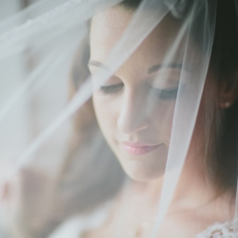 عروس تغطي شعرها