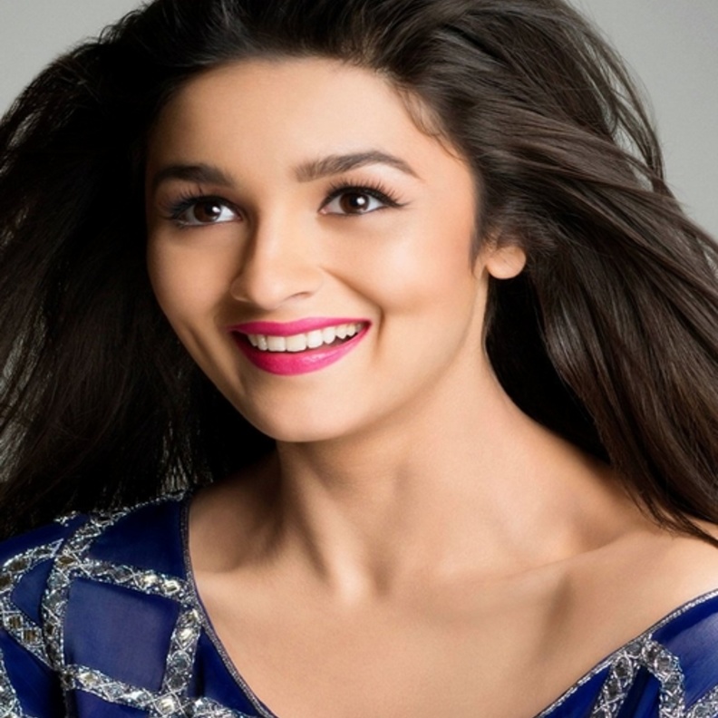 سيلفي مع صديقتها