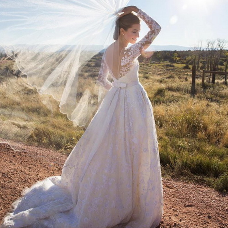 عارضة فيكتورياس سيكريت Kate Grigorieva وفستان من تصميم David’s Bridal