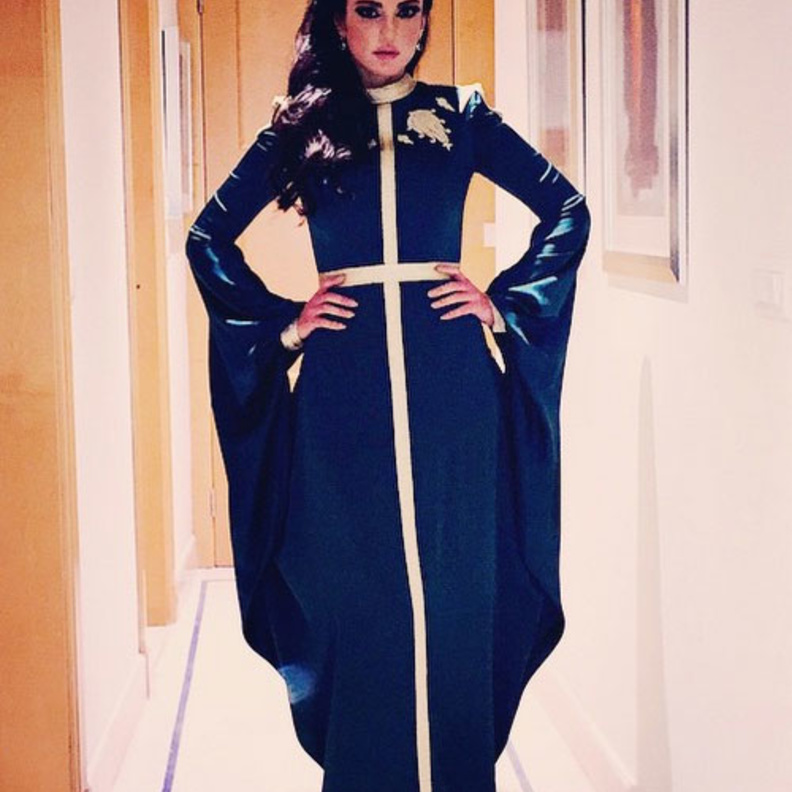 أمل بوشوشة في قفطان أنيق باللون الأبيض