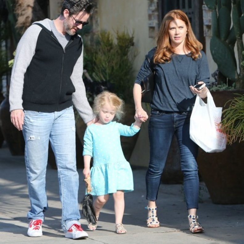 بالصور: إيمي آدامز تتناول الغداء مع عائلتها 