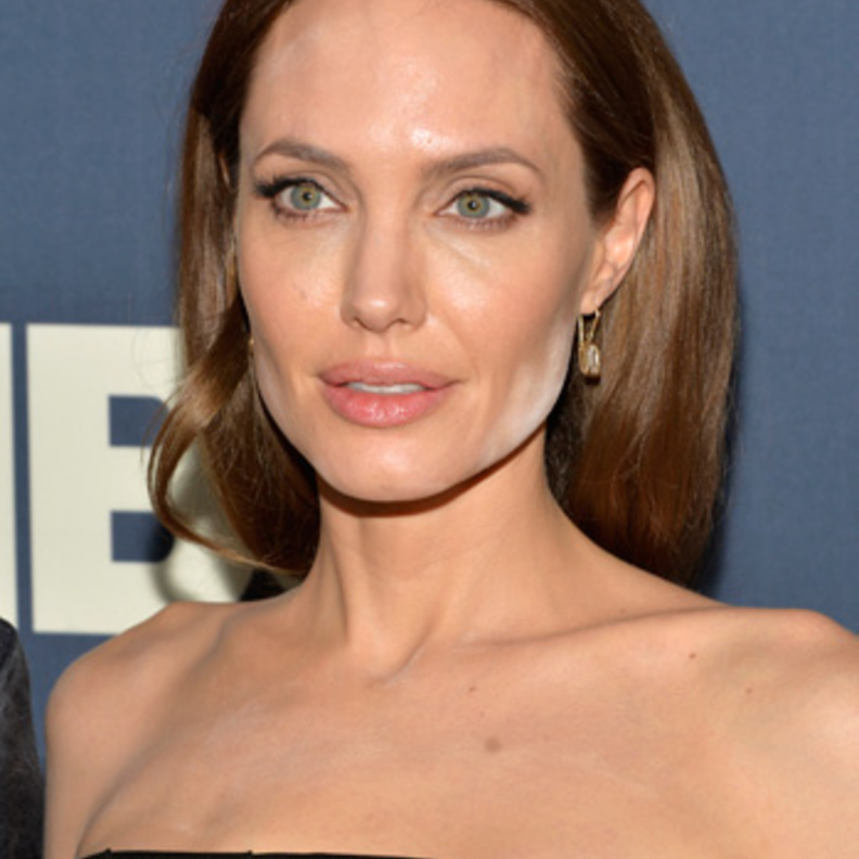انجيلينا جولي بخطأ جمالي محرج