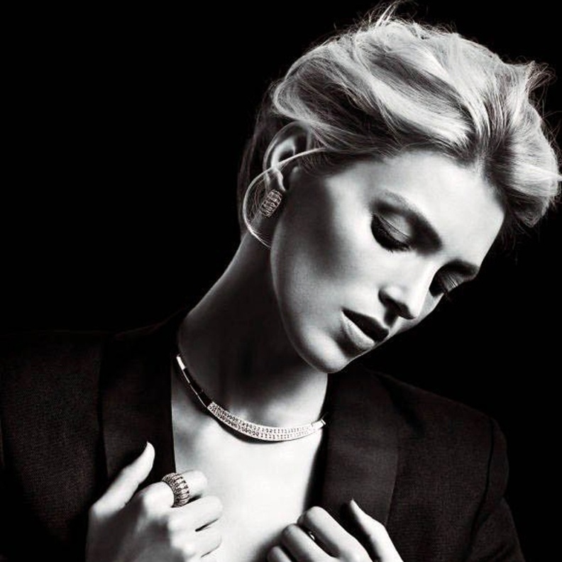 Anja Rubik مشرقة وغامضة بمجوهرات الربيع