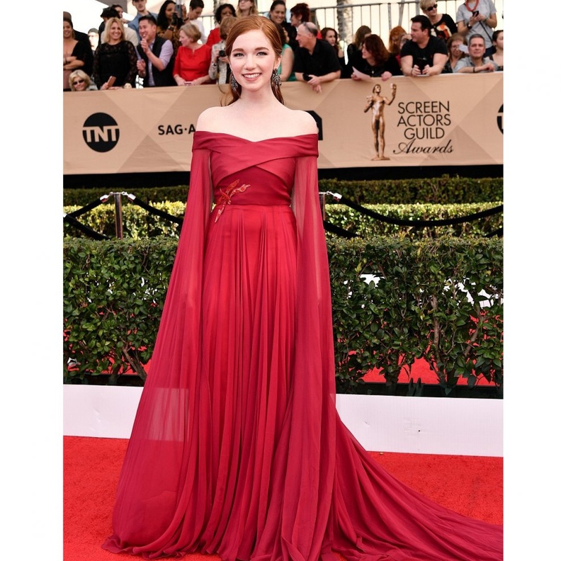 Annalise Basso في فستان احمر