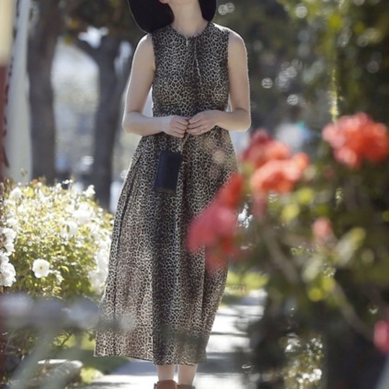 بالصور: آن هاثاواي تتسوق في ويست هوليوود