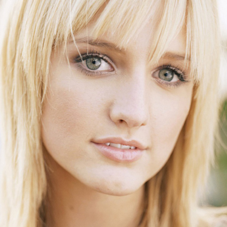 خطوبة النجمة آشلي سيمبسون 