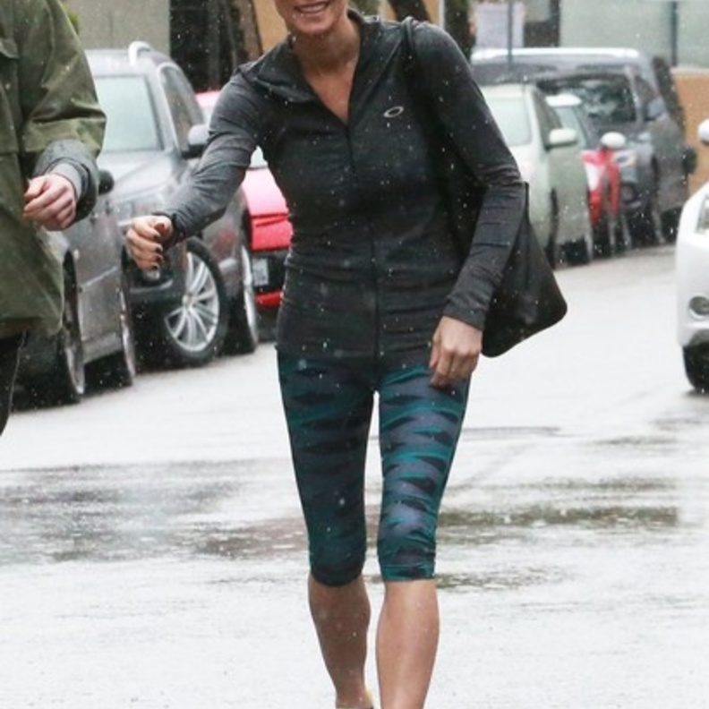 بالصور: آشلي غرين تتريض في المطر