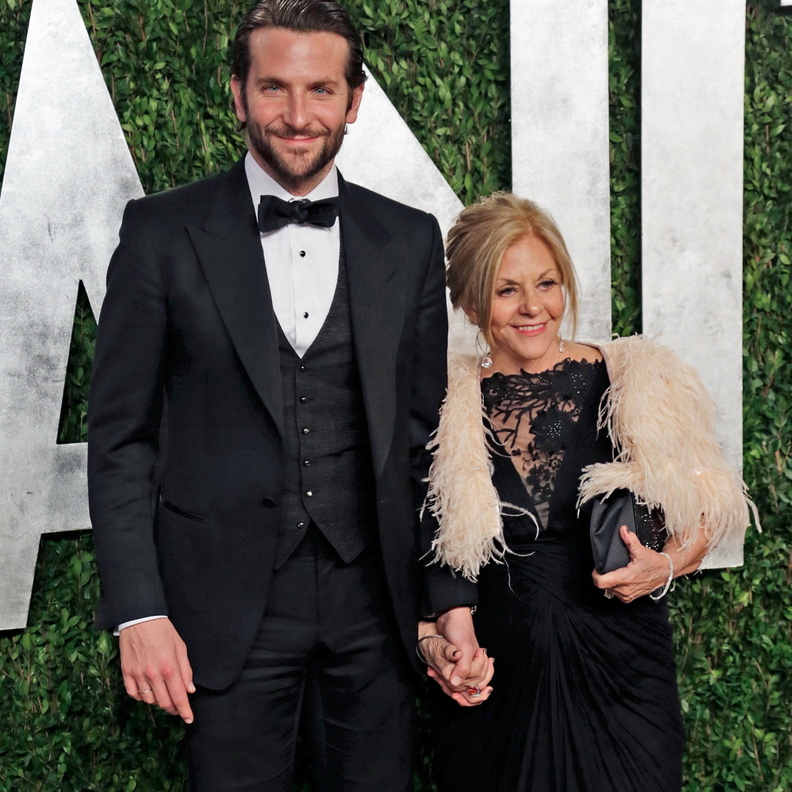 رايان جوسلينج تحدث كثيرا عن علاقته القوية بوالدته دونا والتي تركت عملها عندما كان ابنها رايان في الثالثة عشر من عمره