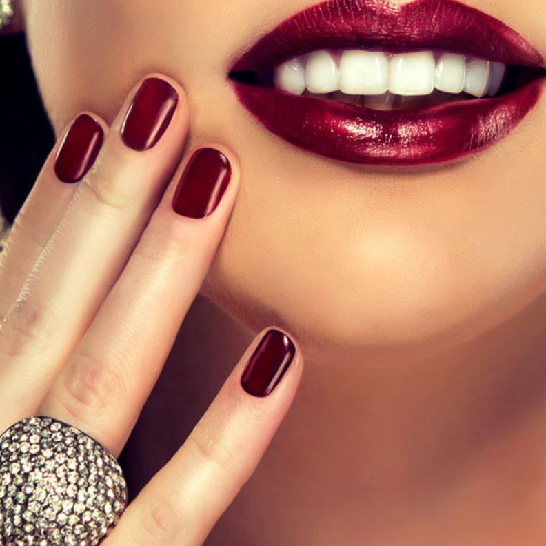  أظافرك أكثر كلاسيكية بالألوان الغامقة