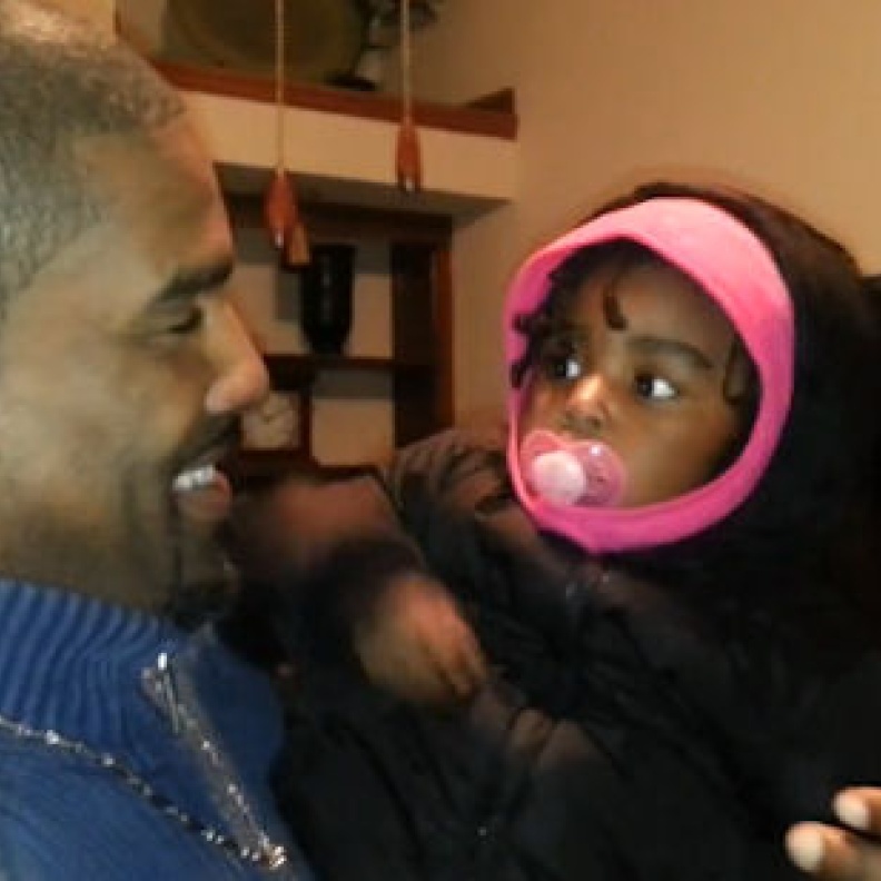 ردة فعل طريفة لطفلة شاهدت توأم أبيها