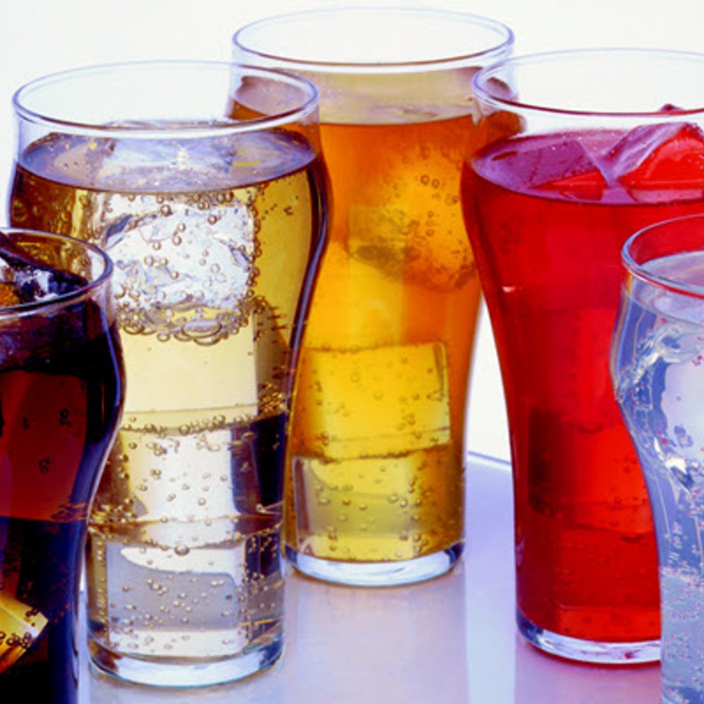 المشروبات الغازية من الأطعمة التي تؤذي المعدة الخاوية