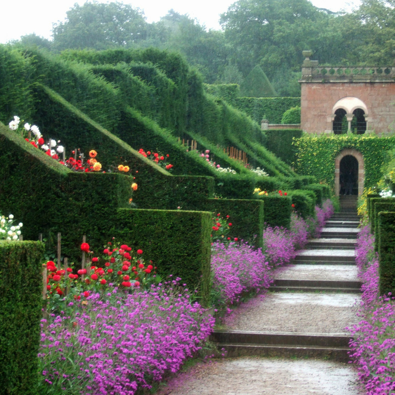 هذه الحديقة الجميلة ظلت لعدة عقود حديقة مهملة ومهجورة ودون عناية