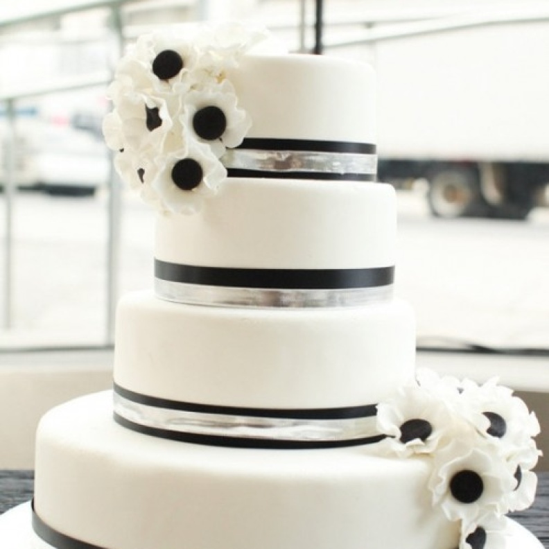 أجمل تصاميم كعكات الزفاف باللونين الأسود والأبيض