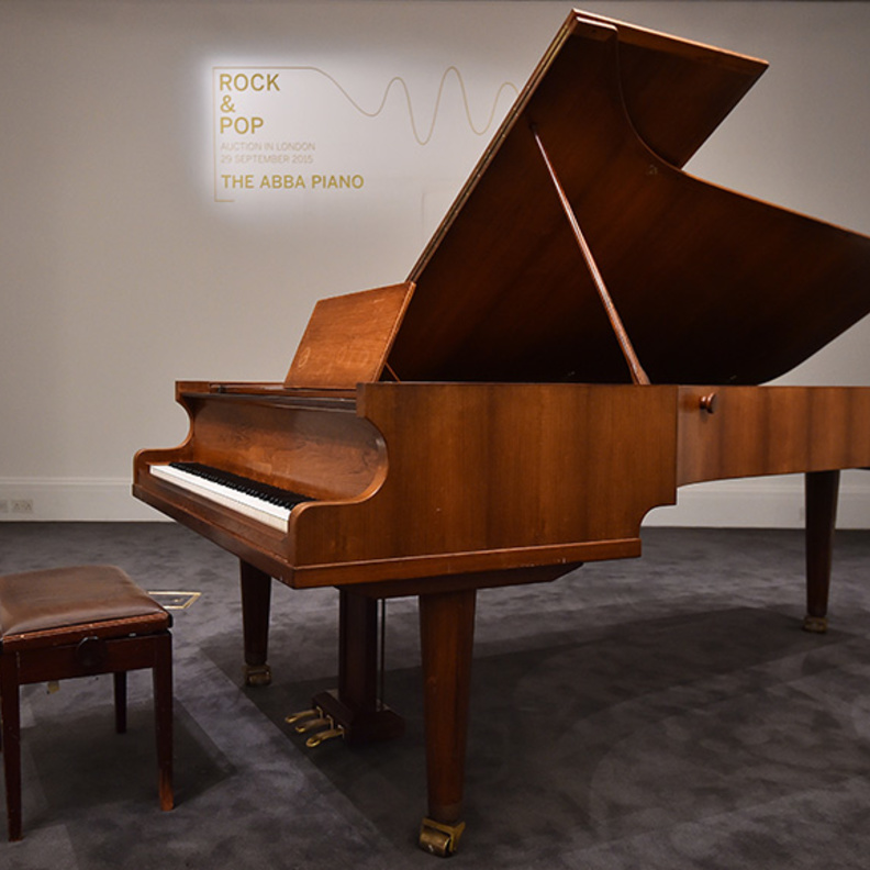 بيانو فرقة ABBA الشهير للبيع بمزاد في لندن