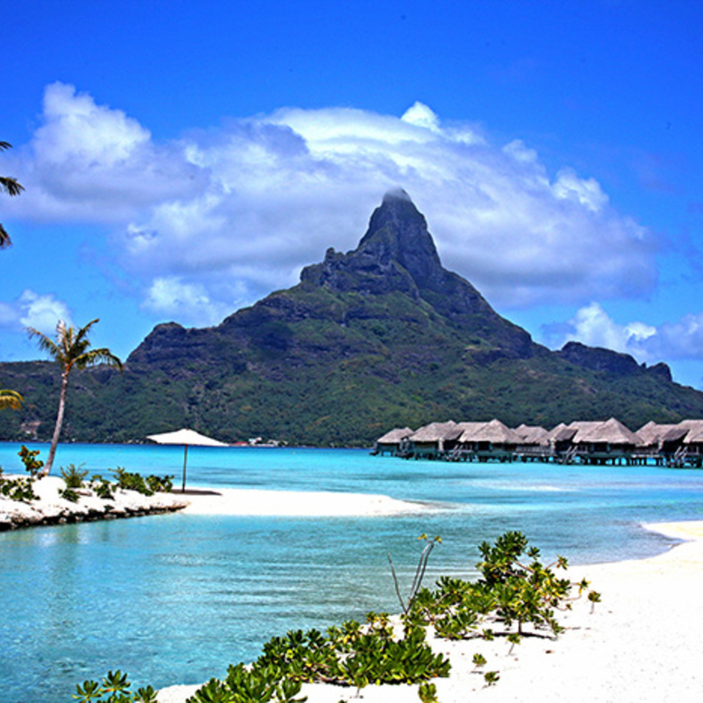 1. المشي على شواطئ بورا بورا، تاهيتي