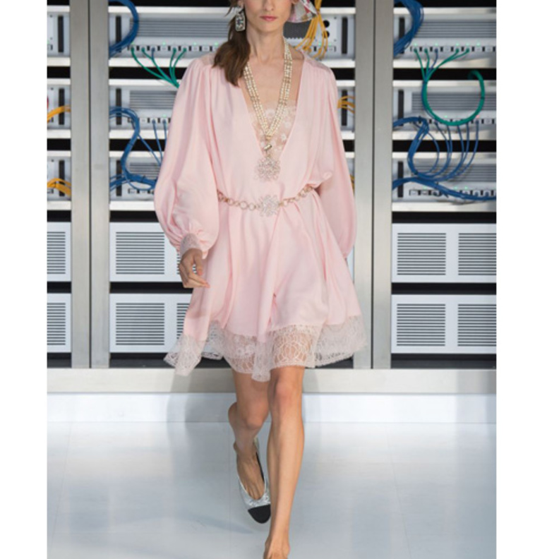 Chanel ملابس نسائية بدرجات الباستيل من 