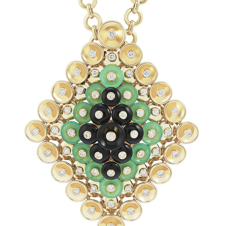 قلادة بوتون دور Bouton d’or من ذهب اصفر والماس، وعقيق اسود و كريسوبراز