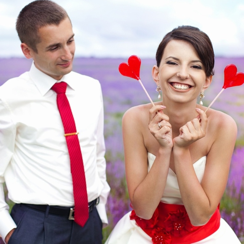 زفافك في يوم الحب... بالأحمر والأبيض