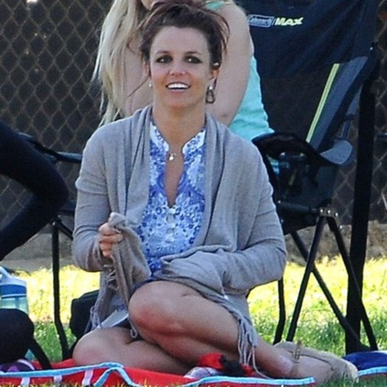 بالصور: بريتني سبيرز تشاهد طفليها يلعبان الكرة