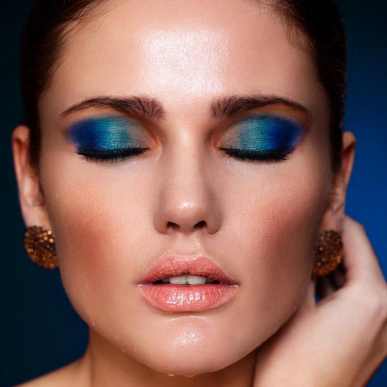 دمج رائع للظل الأزرق التركواز مع الظل البني