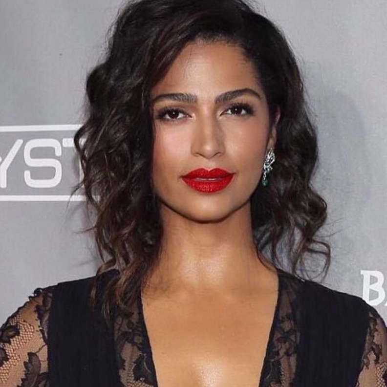 Camila Alves شفايف حمراء مع