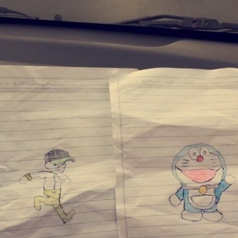 الطفل الصغير يقوم بإستعراض رسوماته.