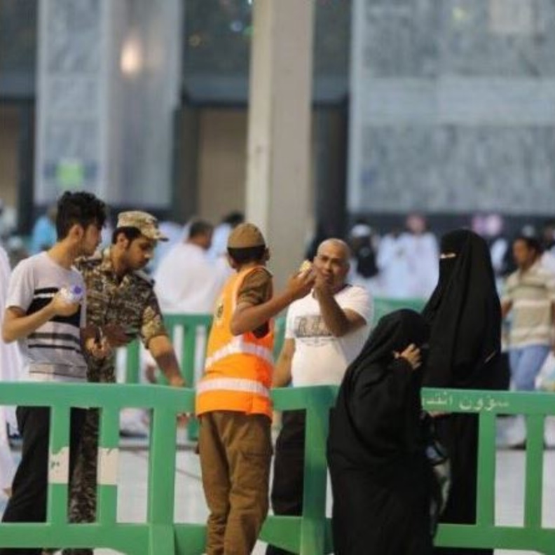 رجل أمن تخلى عن إفطاره من أجل زوار المسجد الحرام