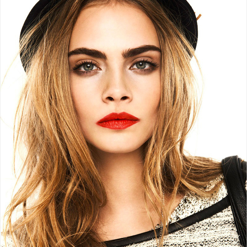 Cara Delevingne كارا ديليفين  بلون الشعر البروند