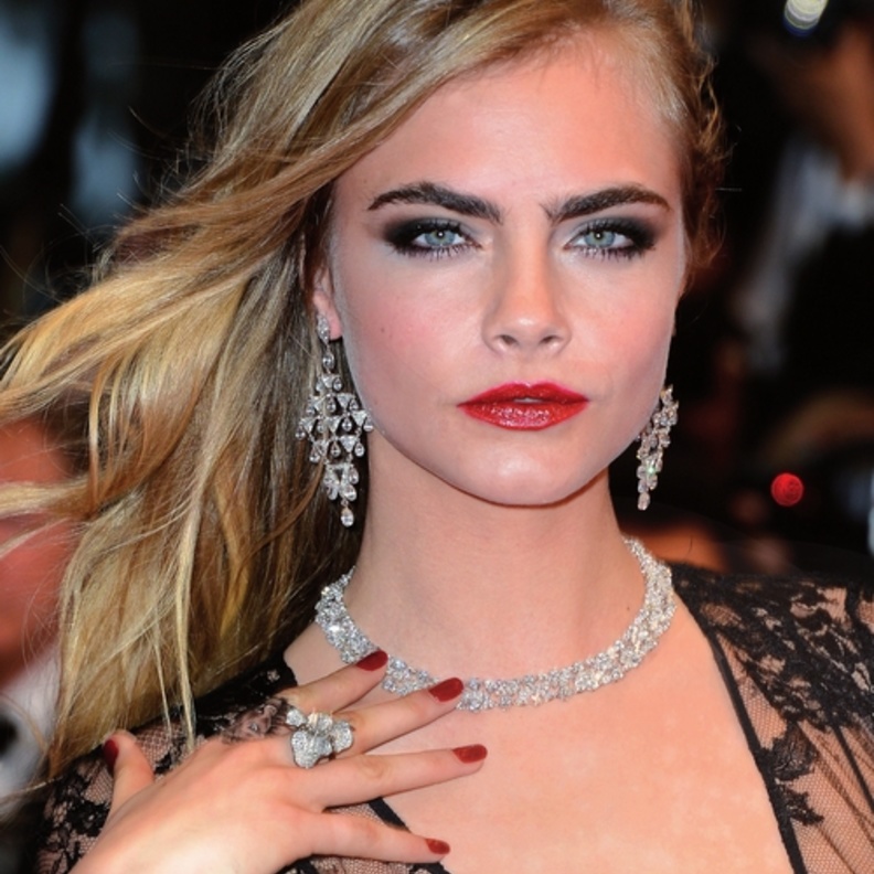 هل تريدين إطلالة"Cara Delevingne ؟