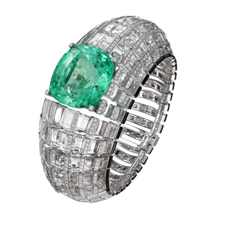 طقم زمرد رائع من اختيارنا: اسوارة كارتييه و اقراط شوبارد