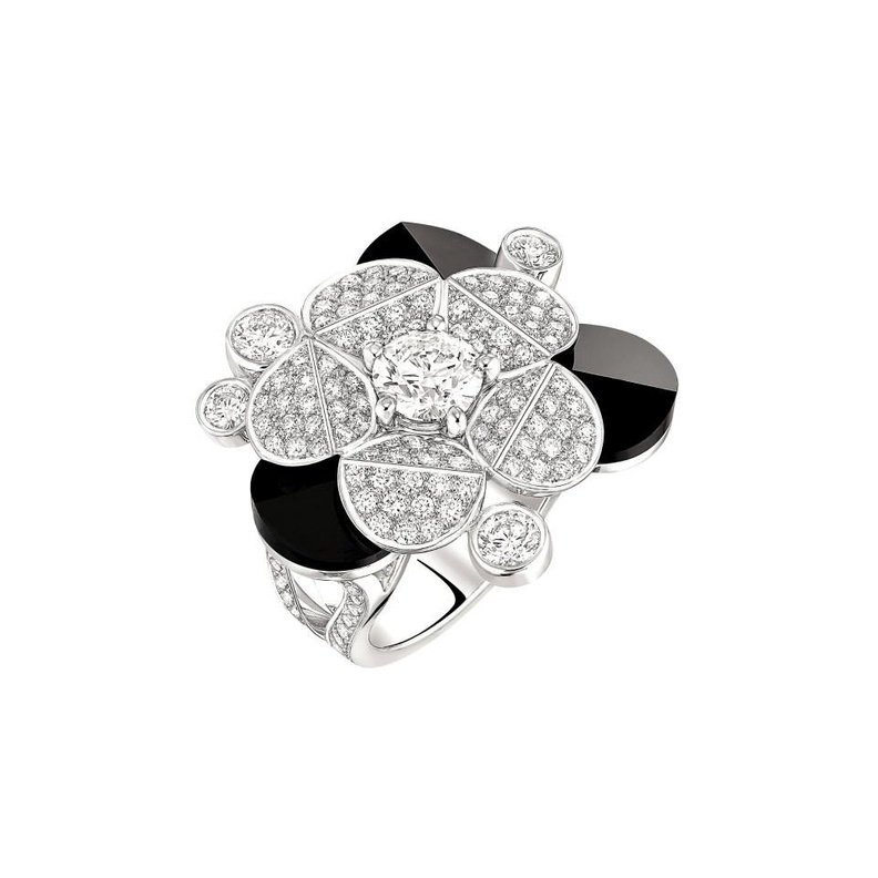 أجمل قطع  Chanel بالماس الأسود والأبيض 