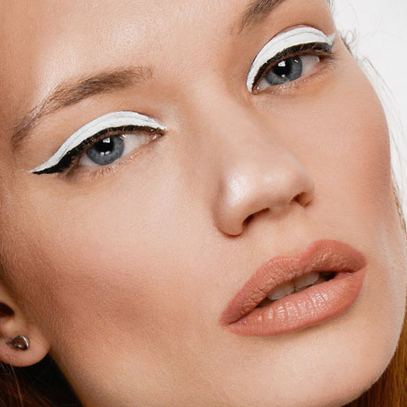 القلم الأبيص على حدود الجفون العليا يغنيكي عن الظلال الداكنة