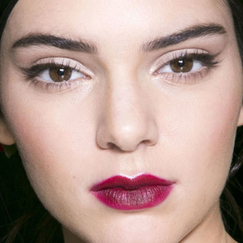 البنفسجي موضة الشفاه البارزة